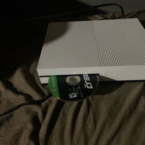 Xbox with sea gate and blue controller - Picture 5 of 5